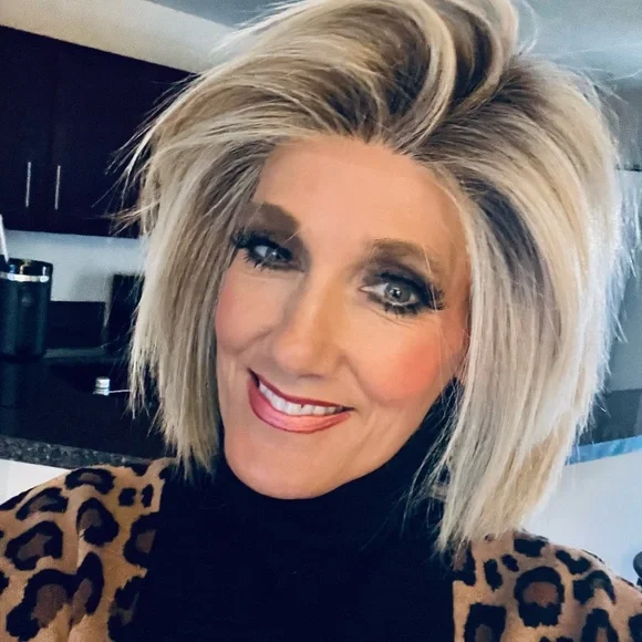 Elegant Raquel Welch lace front wig in Shaded biscuit ( Platinum blonde) - Picture 9 of 9